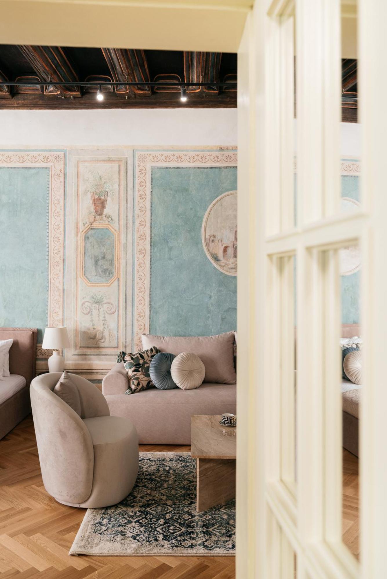 Deluxe 4-Bedroom Apartment